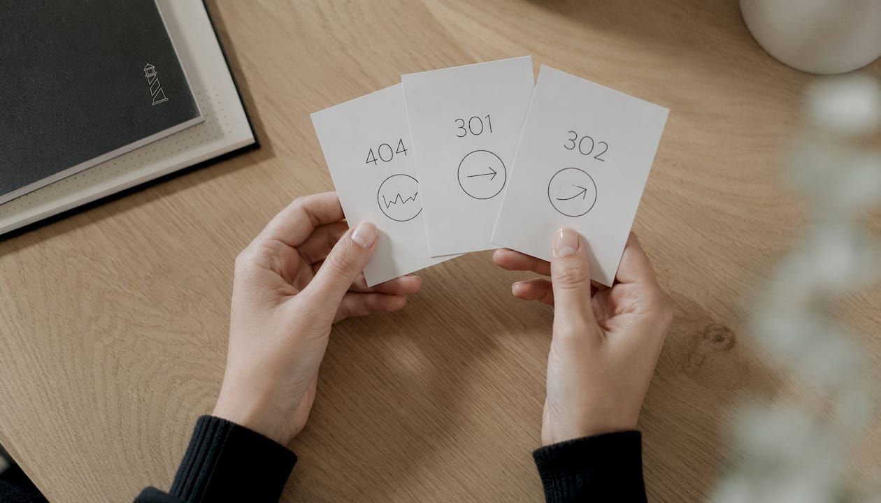 Hands holding cards showing the main HTTP codes used in SEO
